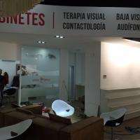 Rotulación fotomural Visual Óptica en Expo Local Bellavista Sevilla. Lacoste, Ray ban, Carolina Herrera, Bogue, Oakley, Tous, Carrera