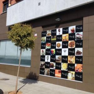 Rotulación de vinilos en Cafetería Daryal, Entre núcleos Dos Hermanas Sevilla