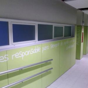 Rotulación de vinilos en Colegio en Alcalá de Guadaira Sevilla. Trabajos para Ferrovial-Agroman