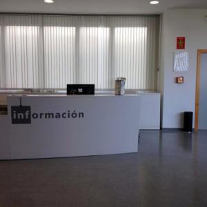 Rotulación de vinilos en CRAI Antonio de Ulloa. Universidad de Sevilla