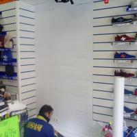 Rotulación en vinilos en Deportes Ortega en Sevilla.