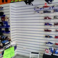 Rotulación en vinilos en Deportes Ortega en Sevilla.