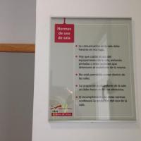 Rótulo cartel con rotulación Universidad de Sevilla, Edificio para el aprendizaje y la innovación Antonio de Ulloa