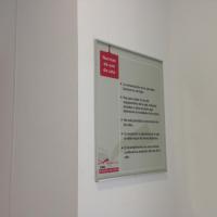 Rótulo cartel con rotulación Universidad de Sevilla, Edificio para el aprendizaje y la innovación Antonio de Ulloa