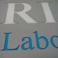 Rótulo luminoso corpóreo. Gestoría Asesores y Fiscales Sevilla