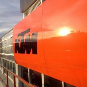 Rótulo luminoso corpóreo. Montaje de KTM Sevilla