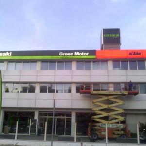 Rótulo luminoso corpóreo. Montaje de KTM Sevilla