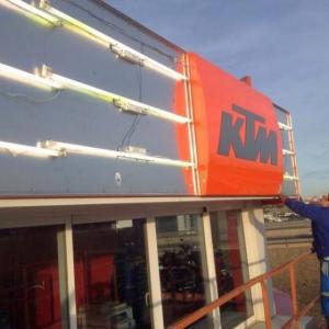 Rótulo luminoso corpóreo. Montaje de KTM Sevilla
