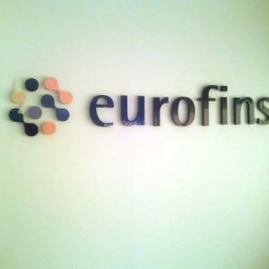 Rótulo en pvc Eurofins Camas Sevilla. Trabajos realizados para B Comunicación 360º