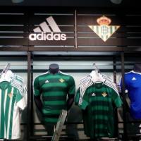 Rótulos corpóreos Tienda Ofical del Real Betis Balompie. Trabajos realizados para Arquitectura ferial de la madera SL
