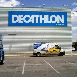 Rótulos Sevilla, Rótulo Decathlon Camas en Sevilla, Rotulación y montaje de Lona en impresión digital de Gran Formato