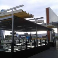 Toldos con lona plástica especial para lluvia. Burguer King en Centro Comercial El Faro Badajoz.