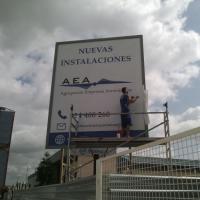 Valla publicitaria o cartelera, así como cartel de obra  panelable y rotulada con vinilo. AEA, Nuevas instalaciones de Agrupación de Empresas Aeronáuticas, Sevilla