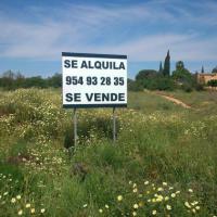 Valla publicitaria o cartelera, así como cartel de obra  panelable y rotulada con vinilo. Particular Sevilla