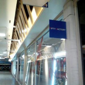 Banderolas en metacrilato plegado y rotulado. Fabricación e instalación para todo Sevilla Factory, en Dos Hermanas.