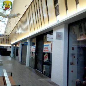 Banderolas en metacrilato plegado y rotulado. Fabricación e instalación para todo Sevilla Factory, en Dos Hermanas.