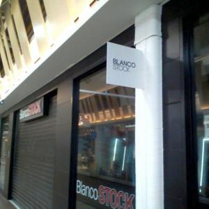 Banderolas en metacrilato plegado y rotulado. Fabricación e instalación para todo Sevilla Factory, en Dos Hermanas.