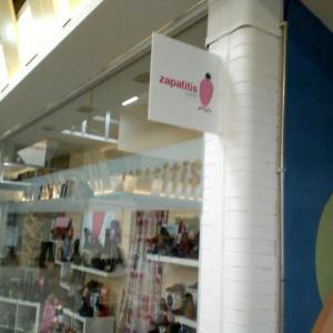 Banderolas en metacrilato plegado y rotulado. Fabricación e instalación para todo Sevilla Factory, en Dos Hermanas.