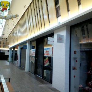 Banderolas en metacrilato plegado y rotulado. Fabricación e instalación para todo Sevilla Factory, en Dos Hermanas.