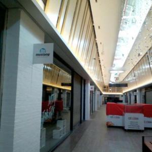 Banderolas en metacrilato plegado y rotulado. Fabricación e instalación para todo Sevilla Factory, en Dos Hermanas.