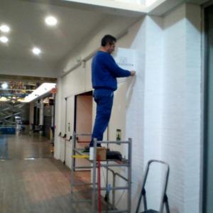 Banderolas en metacrilato plegado y rotulado. Fabricación e instalación para todo Sevilla Factory, en Dos Hermanas.
