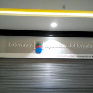 Letras en metacrilato recortadas sobre caja bandeja dibón. Alcampo ronda tarmarguillo en Sevilla.