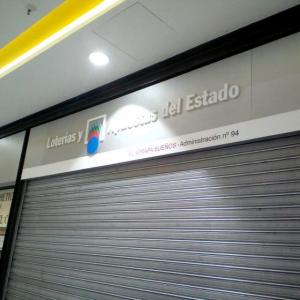 Letras en metacrilato recortadas sobre caja bandeja dibón. Alcampo ronda tarmarguillo en Sevilla.