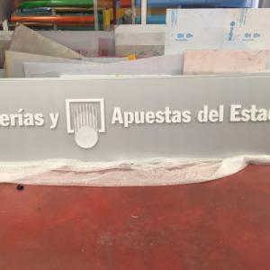 Letras en metacrilato recortadas sobre caja bandeja dibón. Alcampo ronda tarmarguillo en Sevilla.