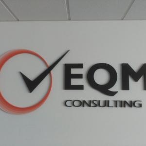 Letras recortadas en PVC y rotuladas en vinilo. EQM Consulting Sevilla