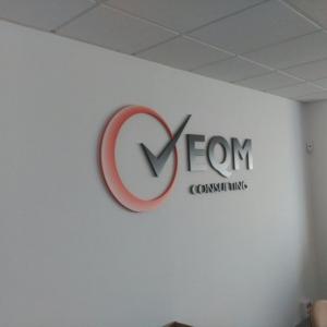 Letras recortadas en PVC y rotuladas en vinilo. EQM Consulting Sevilla