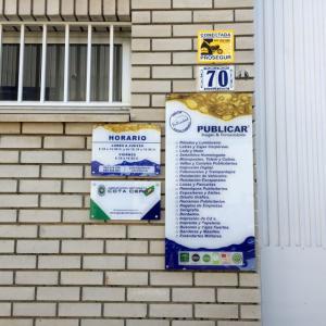 Placas fachada de metacrilato de 8 mm rotuladas en vinilos. Sevilla