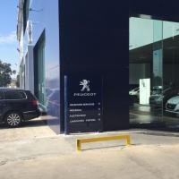 Rótulo cartel con rotulación Directorio Peugeot Automares, Sueminencia Sevilla