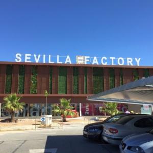 Rótulo Gran Formato Sevilla. Letras Corpóreas con frente de metacrilato e iluminadas con led. Centro Comercial Sevilla Factory en Dos Hermanas (Sevilla)