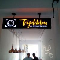 Rótulo luminoso corpóreo. Caja luminosa calada e iluminada con led. Restaurante Tragaldaba de Enrique Suárez, Sevilla