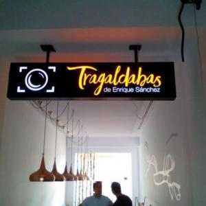 Rótulo luminoso Restaurante Tragaldabas. Enrique Suárez. Trabajo realizado para Gloria Prado.