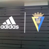 Rótulo Tienda Oficial del Cádiz C.F. Trabajos realizados para la empresa Arquitectura de la Madera.