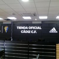 Rótulos Tienda Oficial del Cádiz C.F. Trabajos realizados para la empresa Arquitectura de la Madera.
