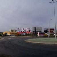 Valla publicitaria o cartelera, así como cartel de obra  panelable y rotulada con vinilo. Motorama, alquiler de maquinaria. Polígono La Isla, Dos Hermanas Sevilla.
