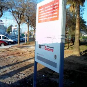 Valla publicitaria o cartelera, así como cartel de obra  panelable y rotulada con vinilo. Plan supera Ayuntamiento de Utrera Sevilla