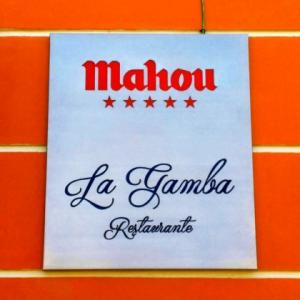 Caja en acero inoxidable con textos calados. Mesósn La Gamba en Dos Hermanas Sevilla.
