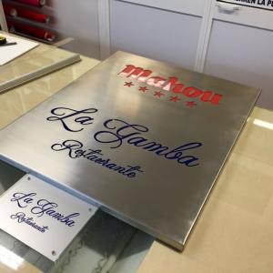 Caja en acero inoxidable con textos calados. Mesósn La Gamba en Dos Hermanas Sevilla.