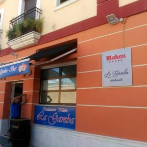 Caja en acero inoxidable con textos calados. Mesósn La Gamba en Dos Hermanas Sevilla.