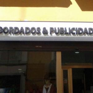 Caja luminosa con frente de metacrilato y letras recortadas en pvc pegadas sobre el metacrilato. Trabajos para Gorca Textil Sevilla.