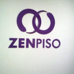 Decoración con logotipo en pvc de 10 mm lacado. Zen Piso Sevilla. Trabajos para Cyan Publicidad