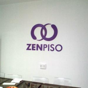 Decoración con logotipo en pvc de 10 mm lacado. Zen Piso Sevilla. Trabajos para Cyan Publicidad