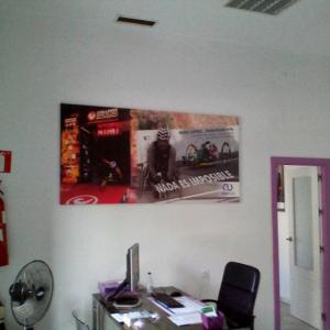 Decoración en lienzo en impresión digital con bastidor de madera. Zen Piso Sevilla. Trabajos para Cyan Publicidad