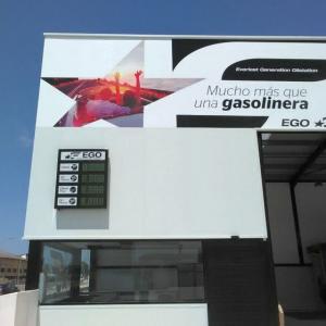 Decoración y rotulación con vinilos especiales de gasolinera EGO en Sevilla