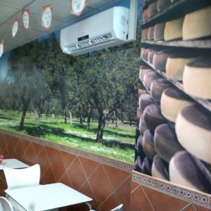 Foto mural en vinilo especial de pared. Cafetería y cervecería Hispania, Alcalá de Guadaira Sevilla.
