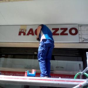Letras recortadas en metacrilato sobre frente fresado e iluminado. Ragazzoni Peralta Sevilla.