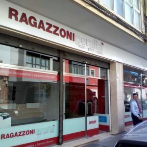 Letras recortadas en metacrilato sobre frente fresado e iluminado. Ragazzoni Peralta Sevilla.